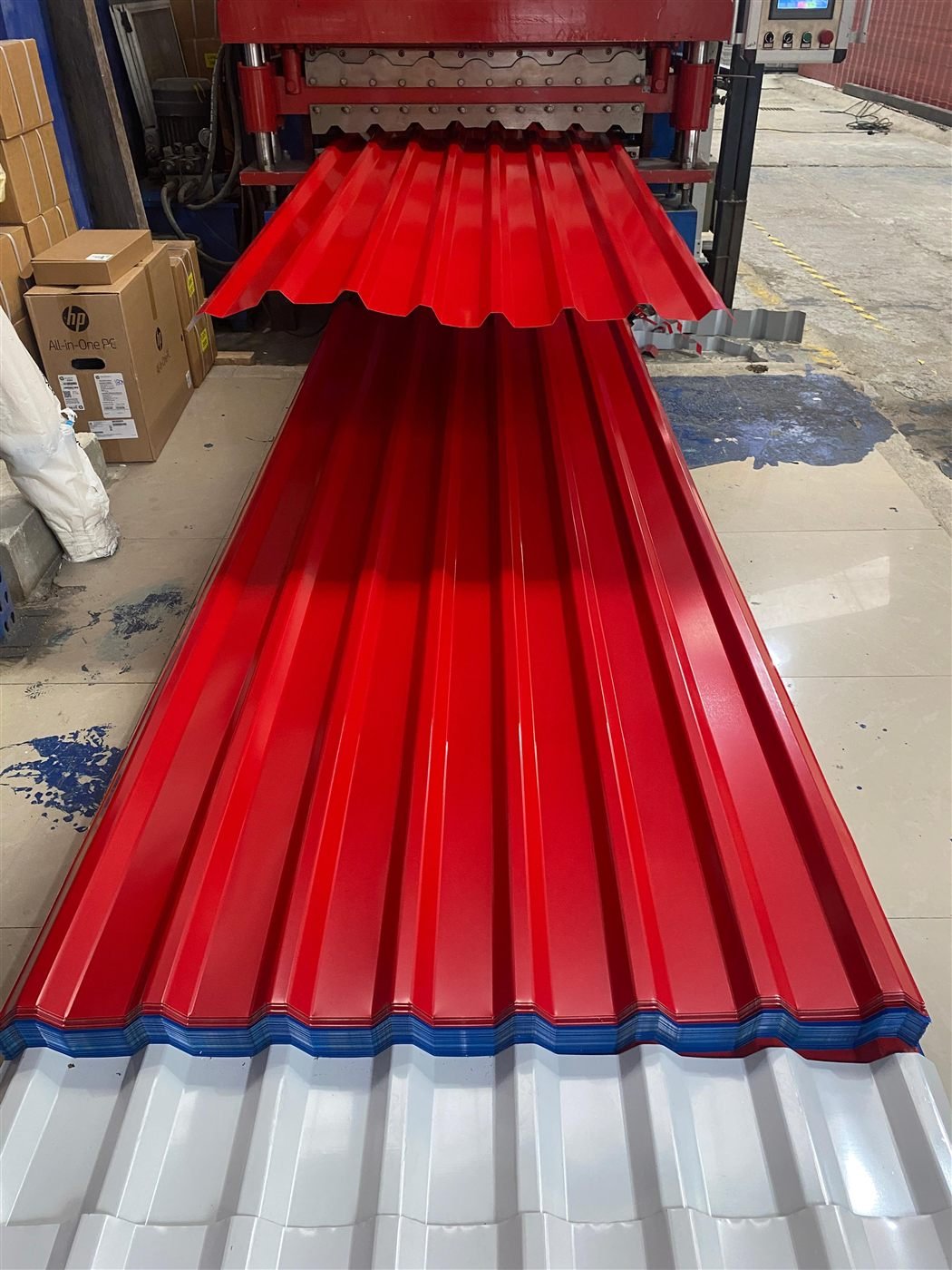 Proceso de fabricación de cubierta metálica roja en lámina galvanizada prepintada