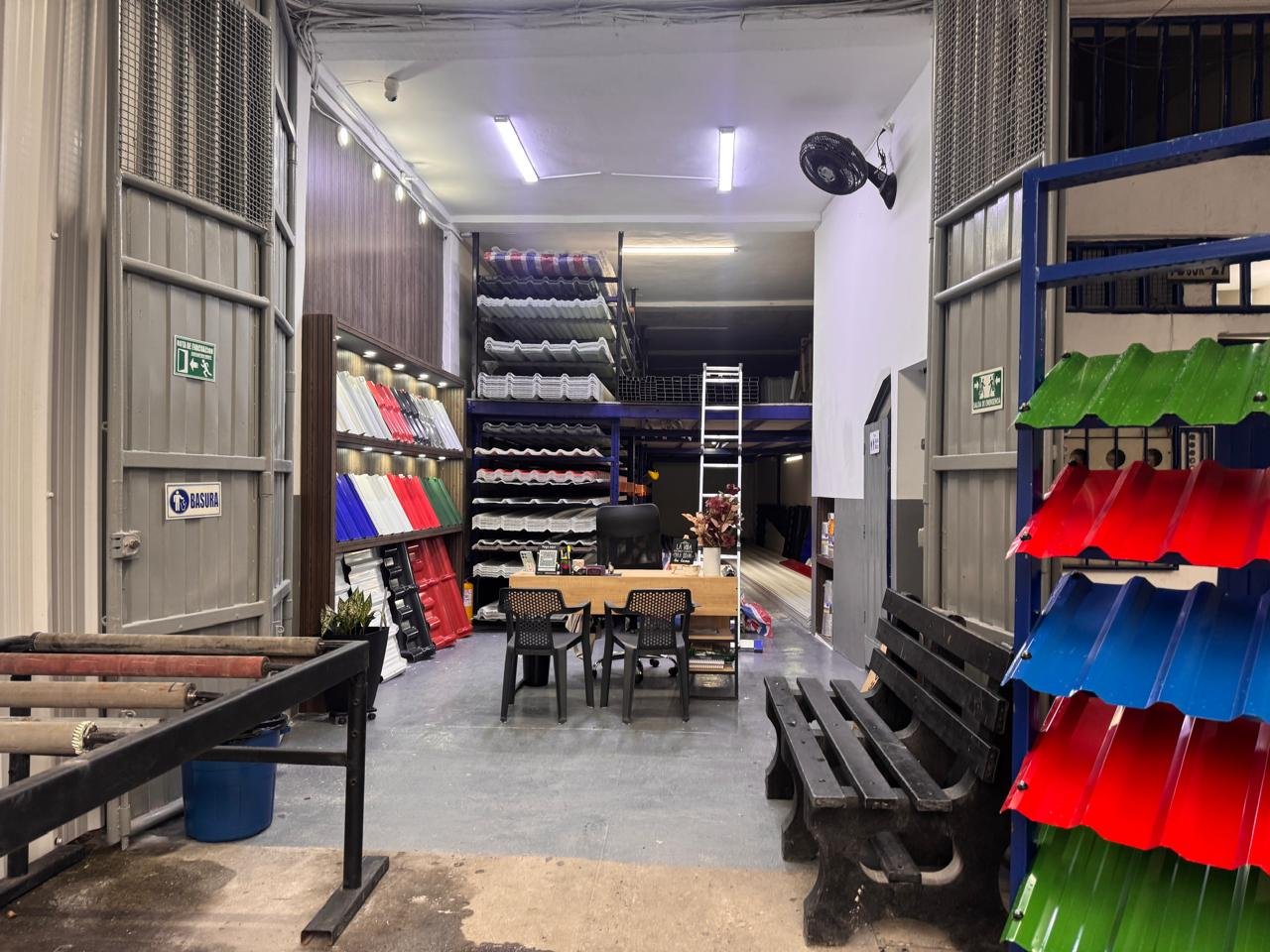 Punto de atención y exhibición de cubiertas de Mastercubiertas en Guayabal, Medellín