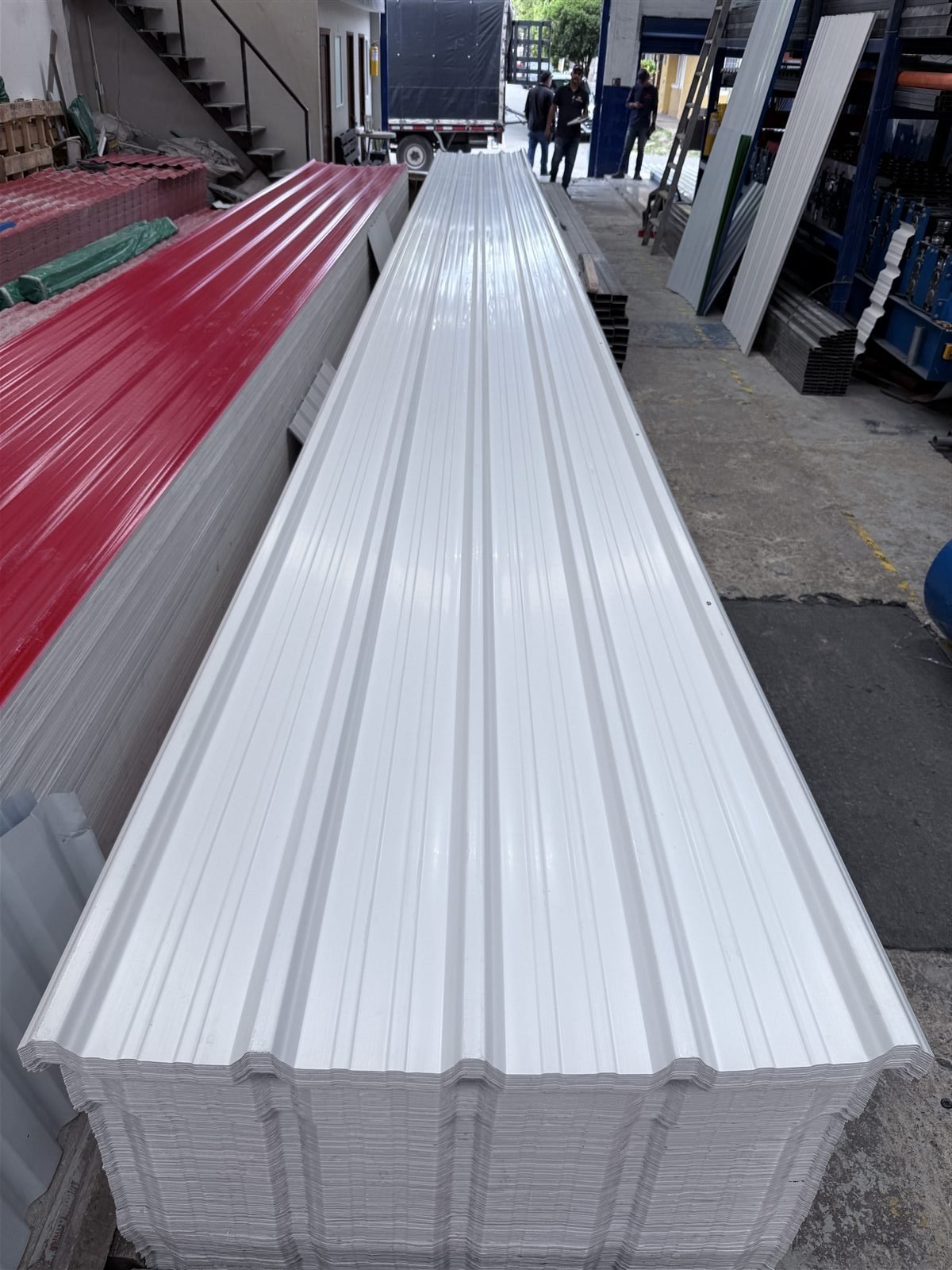 Tejas UPVC blancas almacenadas en Mastercubiertas
